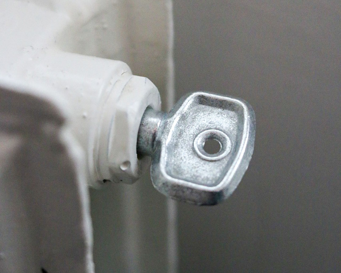 Ausschnitt eines Entlüftung Schlüssel der in einem Heizkörper steckt