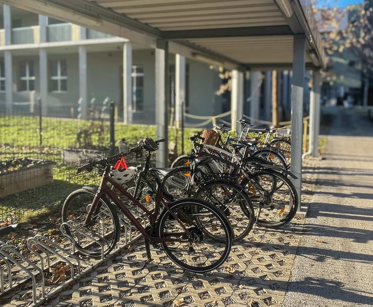 Fahrräder abgestellt in einem Überdachten Fahrradabstellplatz