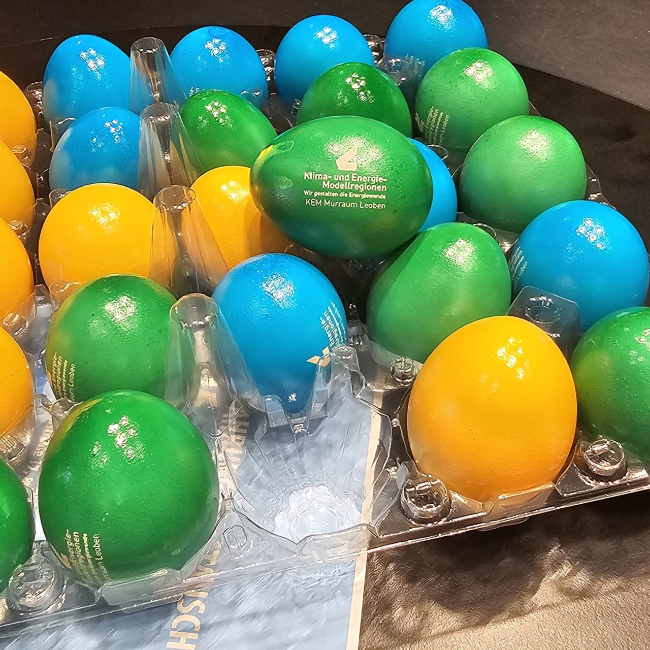 kem_erfa_3_2026_c_EASt Bunt gefärbte Eier mit dem KEM Logo drauf