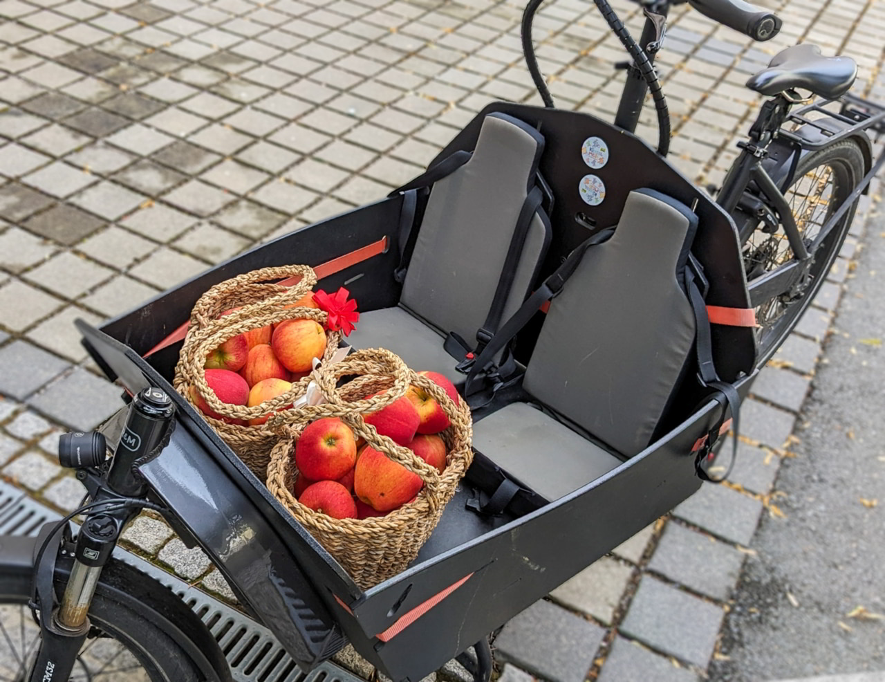 zwei Körbe gefüllt mit Äpfel in einem Lastenfahrrad
