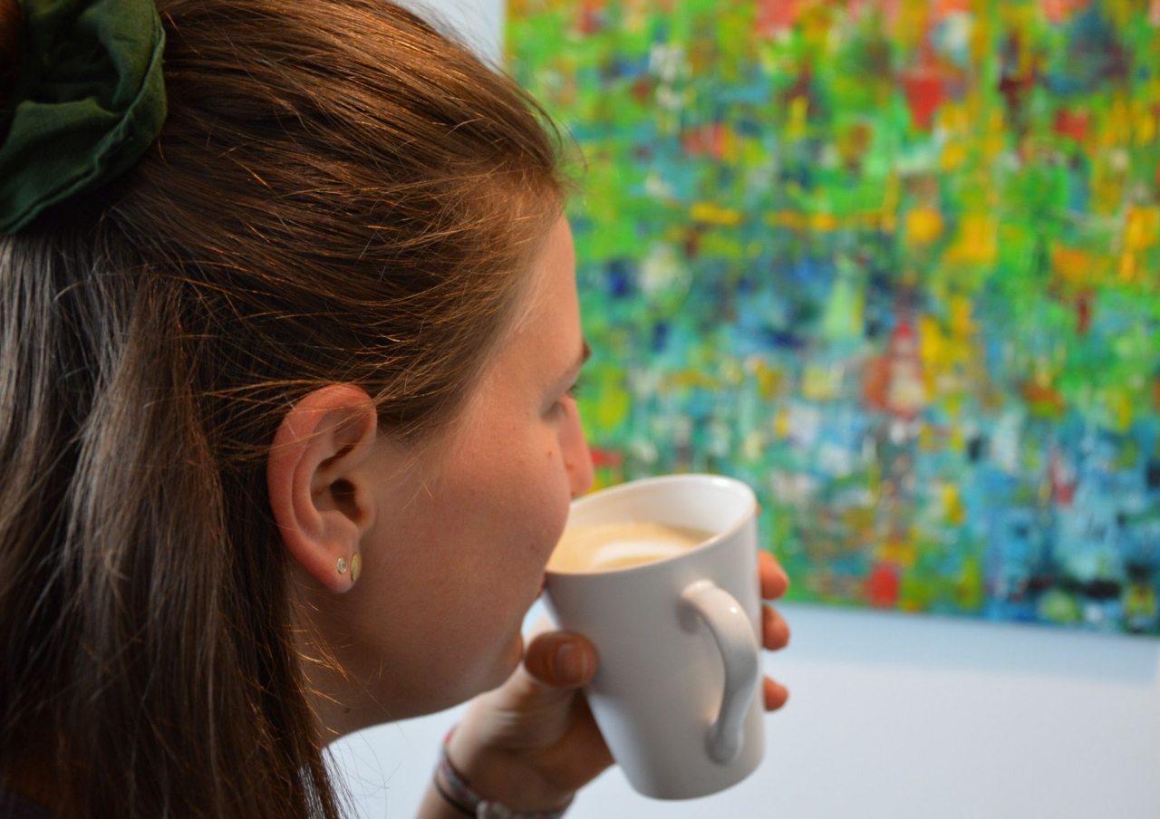 Frau trink einen Kaffee